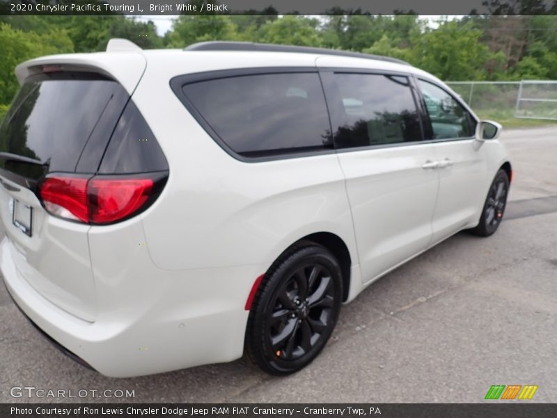 Bright White / Black 2020 Chrysler Pacifica Touring L