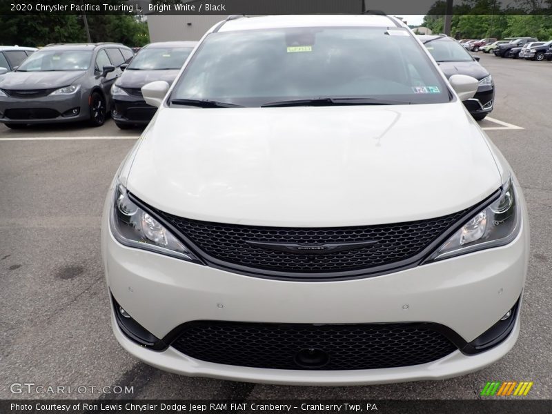 Bright White / Black 2020 Chrysler Pacifica Touring L
