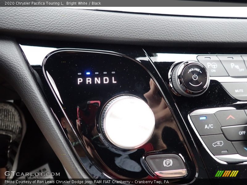 Bright White / Black 2020 Chrysler Pacifica Touring L