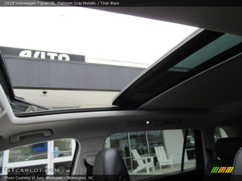 Platinum Gray Metallic / Titan Black 2018 Volkswagen Tiguan SE