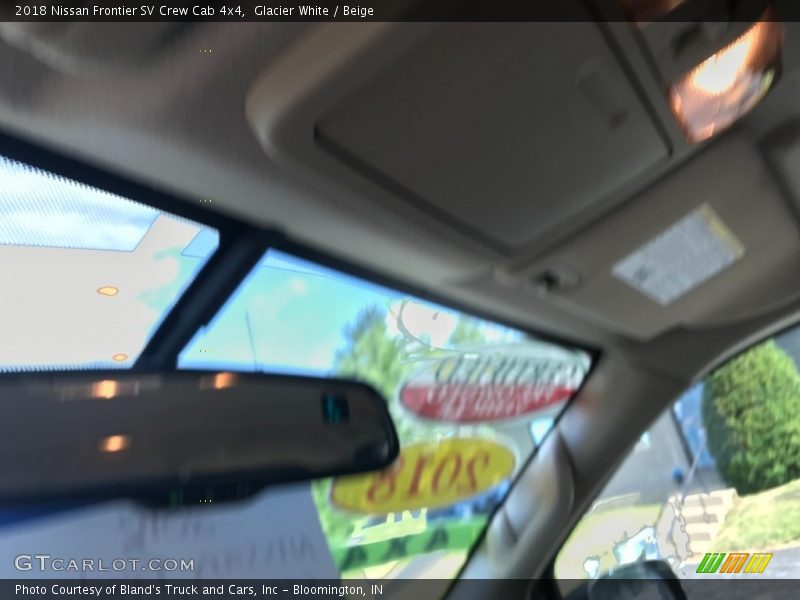 Glacier White / Beige 2018 Nissan Frontier SV Crew Cab 4x4