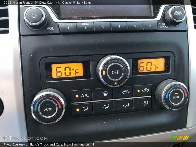 Glacier White / Beige 2018 Nissan Frontier SV Crew Cab 4x4