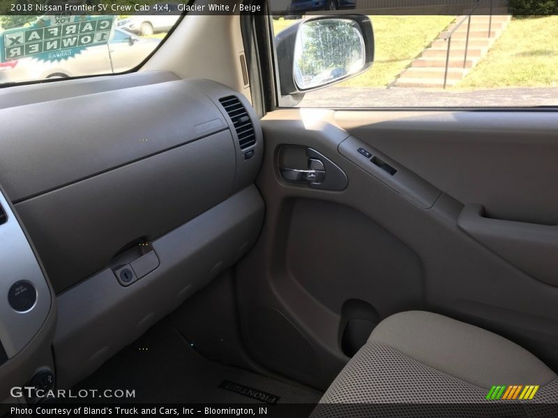 Glacier White / Beige 2018 Nissan Frontier SV Crew Cab 4x4