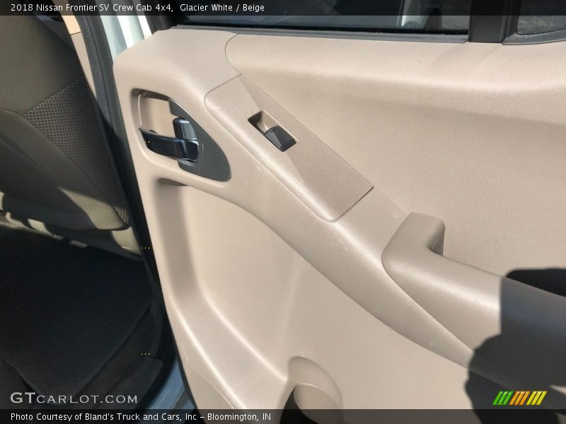Glacier White / Beige 2018 Nissan Frontier SV Crew Cab 4x4
