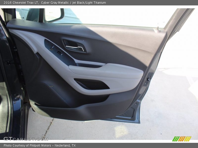 Cyber Gray Metallic / Jet Black/Light Titanium 2016 Chevrolet Trax LT