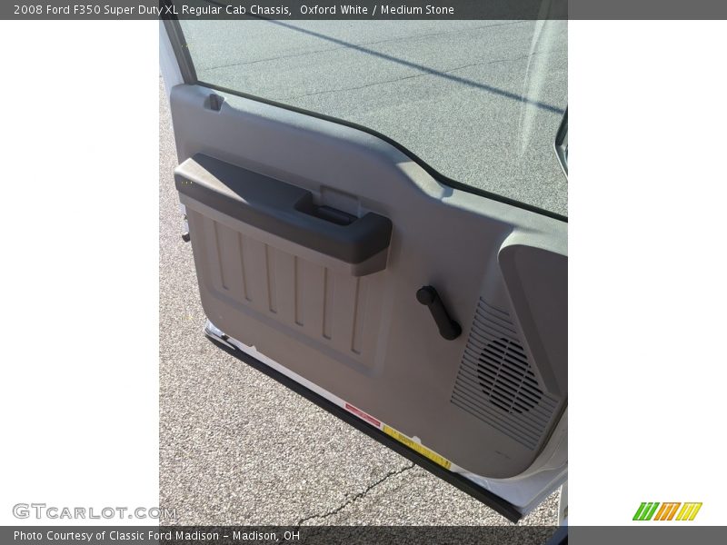Oxford White / Medium Stone 2008 Ford F350 Super Duty XL Regular Cab Chassis