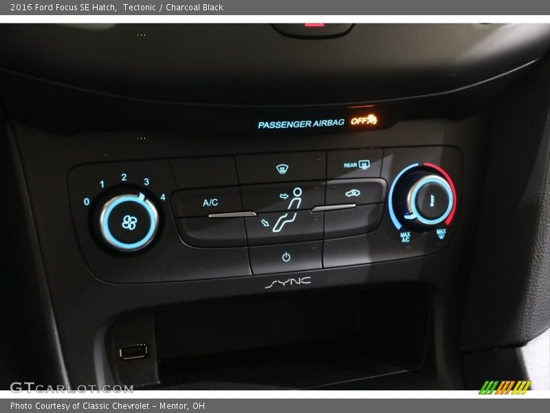 Tectonic / Charcoal Black 2016 Ford Focus SE Hatch