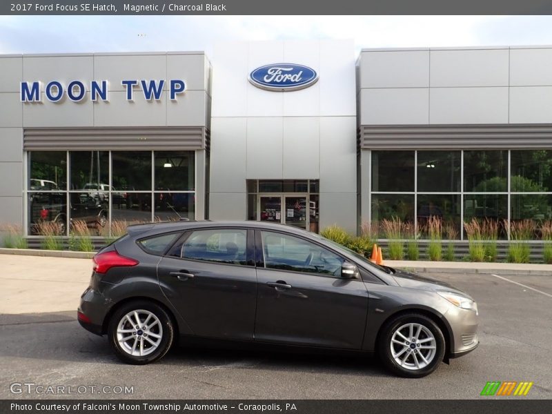 Magnetic / Charcoal Black 2017 Ford Focus SE Hatch