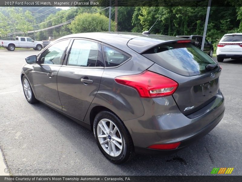 Magnetic / Charcoal Black 2017 Ford Focus SE Hatch