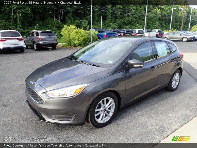 Magnetic / Charcoal Black 2017 Ford Focus SE Hatch