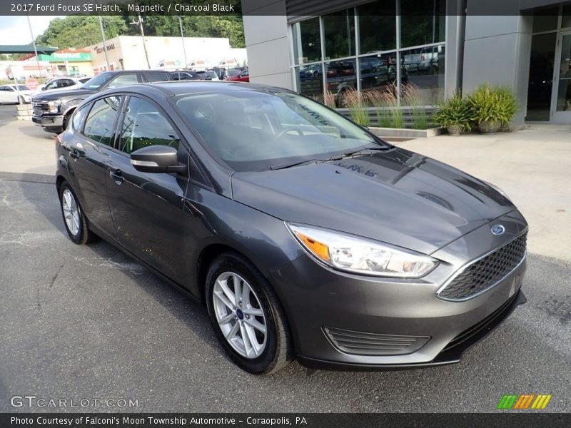 Magnetic / Charcoal Black 2017 Ford Focus SE Hatch