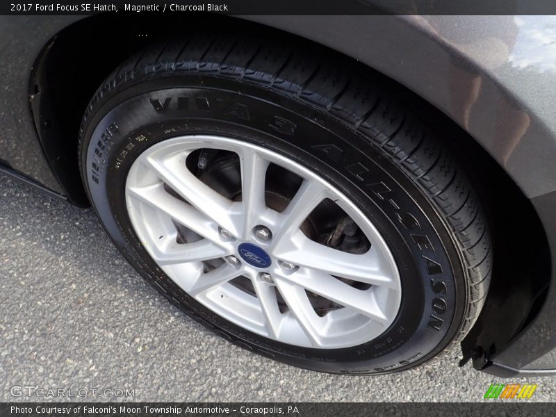 Magnetic / Charcoal Black 2017 Ford Focus SE Hatch