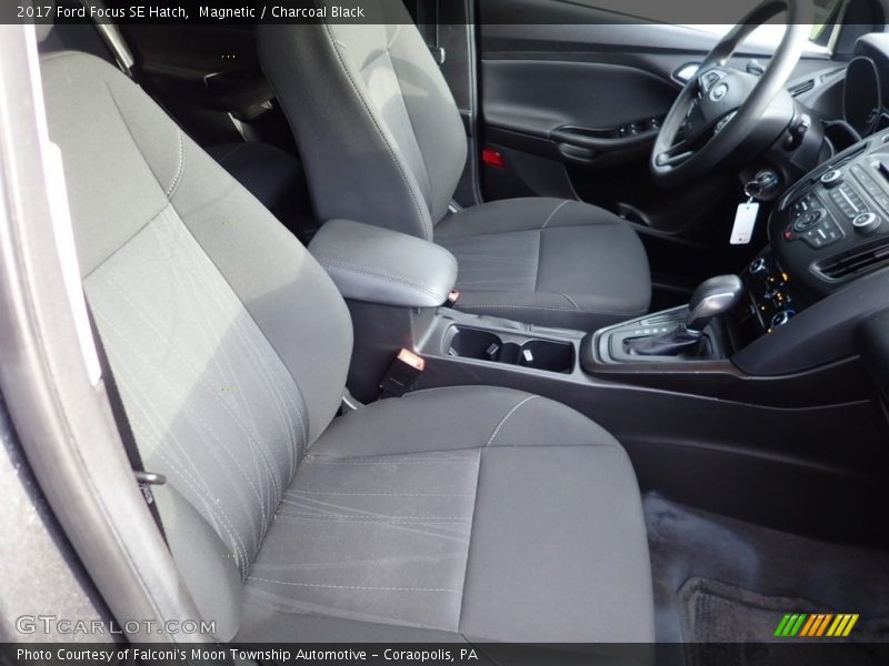 Magnetic / Charcoal Black 2017 Ford Focus SE Hatch