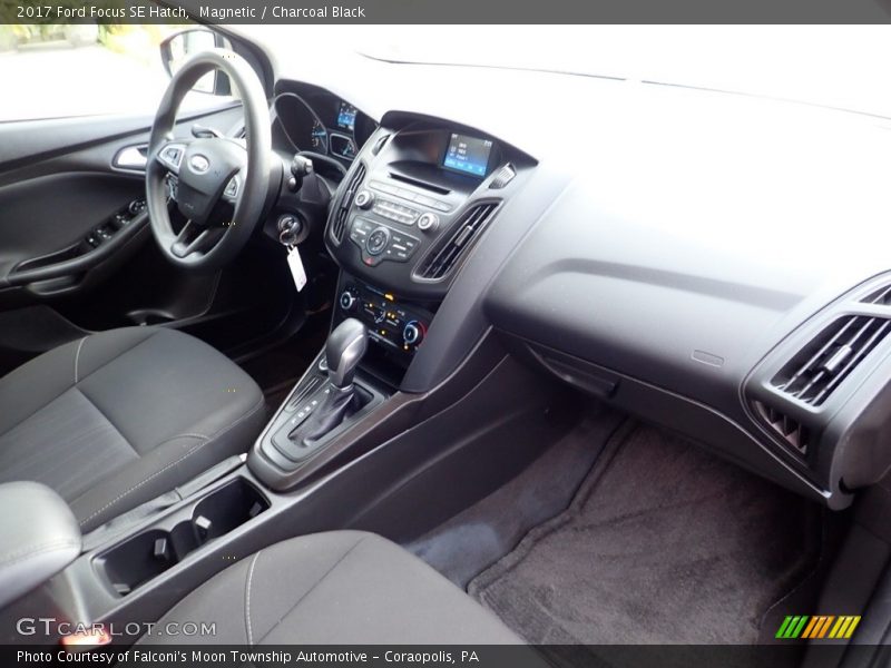 Magnetic / Charcoal Black 2017 Ford Focus SE Hatch