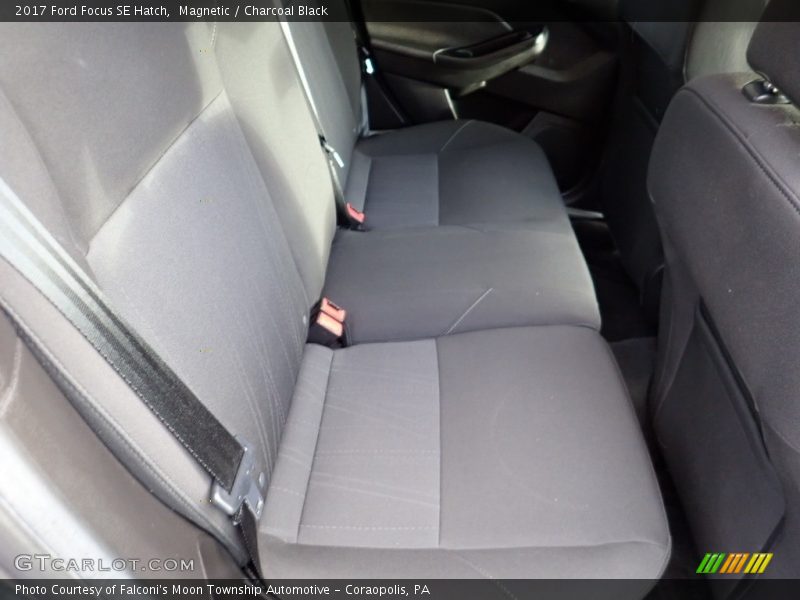 Magnetic / Charcoal Black 2017 Ford Focus SE Hatch
