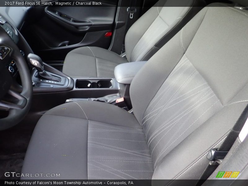Magnetic / Charcoal Black 2017 Ford Focus SE Hatch