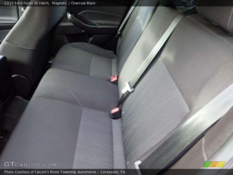 Magnetic / Charcoal Black 2017 Ford Focus SE Hatch