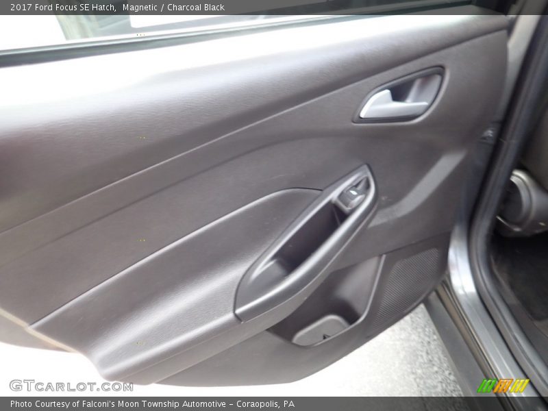 Magnetic / Charcoal Black 2017 Ford Focus SE Hatch