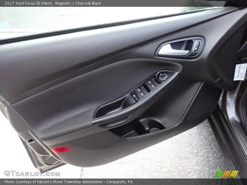 Magnetic / Charcoal Black 2017 Ford Focus SE Hatch