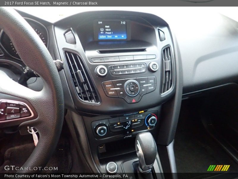 Magnetic / Charcoal Black 2017 Ford Focus SE Hatch