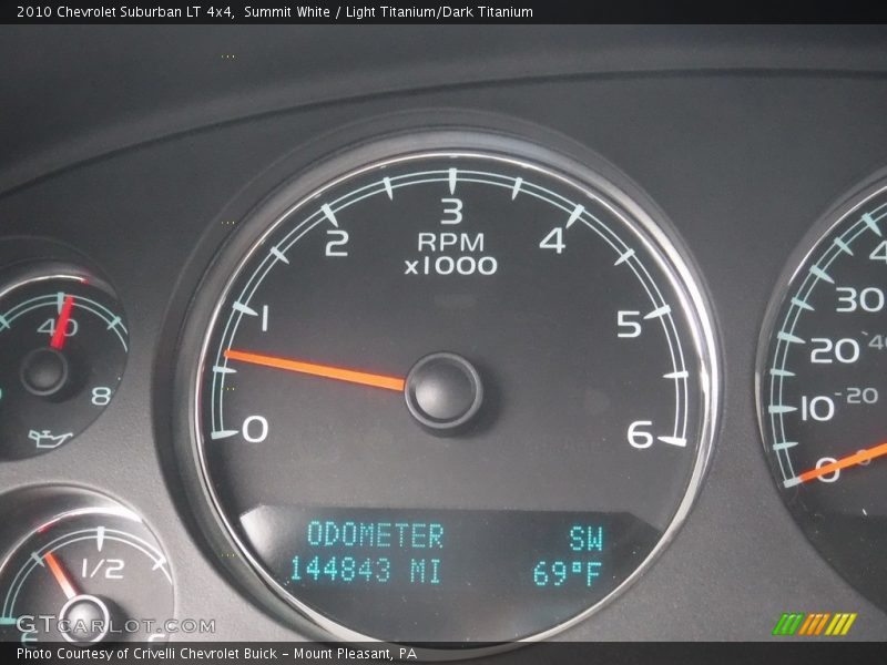 Summit White / Light Titanium/Dark Titanium 2010 Chevrolet Suburban LT 4x4