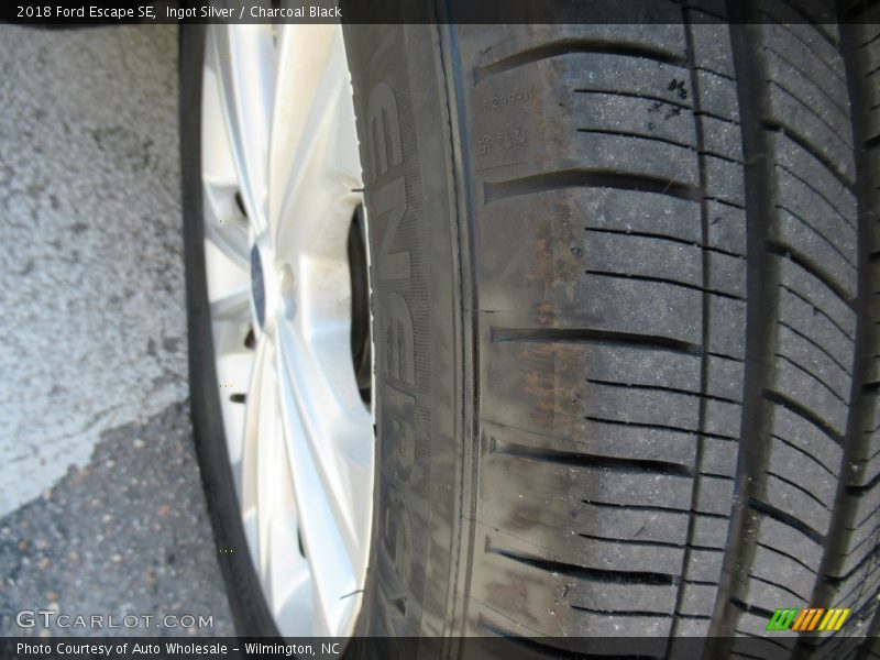 Ingot Silver / Charcoal Black 2018 Ford Escape SE