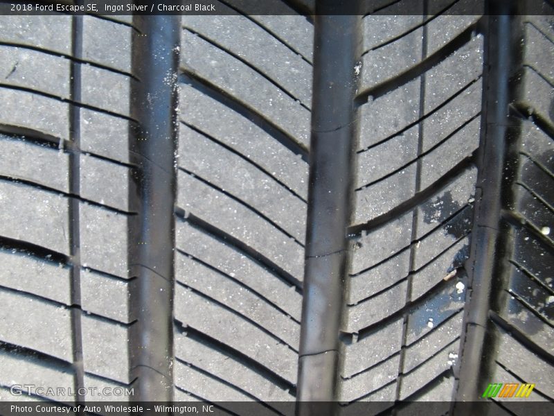 Ingot Silver / Charcoal Black 2018 Ford Escape SE