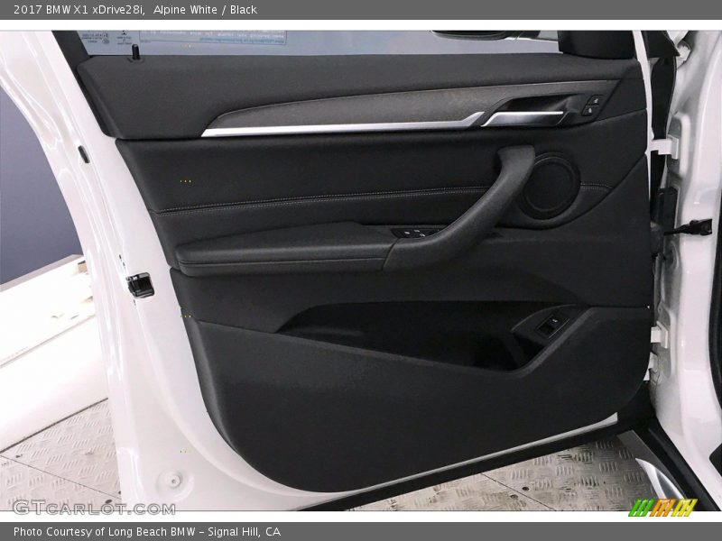 Alpine White / Black 2017 BMW X1 xDrive28i