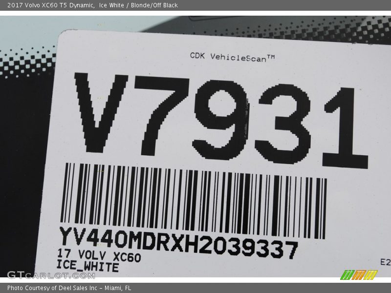 Ice White / Blonde/Off Black 2017 Volvo XC60 T5 Dynamic