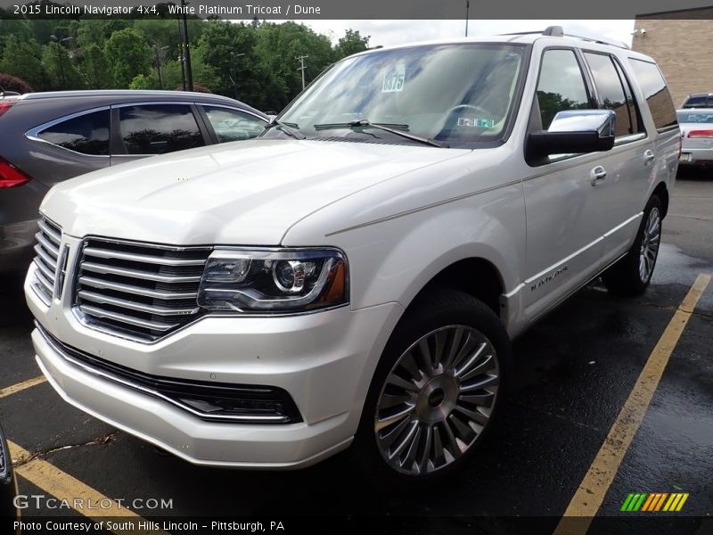 Front 3/4 View of 2015 Navigator 4x4