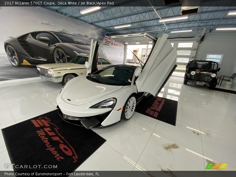Silica White / Jet Black/Apex Red 2017 McLaren 570GT Coupe
