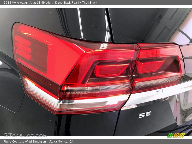 Deep Black Pearl / Titan Black 2018 Volkswagen Atlas SE 4Motion