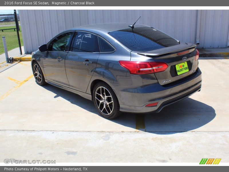 Magnetic / Charcoal Black 2016 Ford Focus SE Sedan