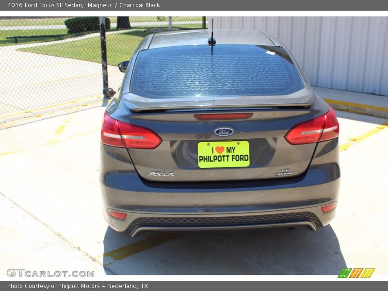 Magnetic / Charcoal Black 2016 Ford Focus SE Sedan