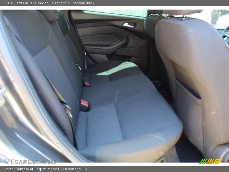 Magnetic / Charcoal Black 2016 Ford Focus SE Sedan
