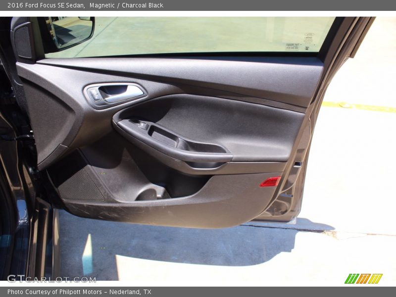 Magnetic / Charcoal Black 2016 Ford Focus SE Sedan