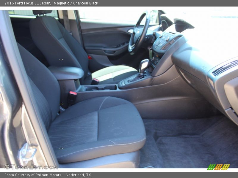 Magnetic / Charcoal Black 2016 Ford Focus SE Sedan