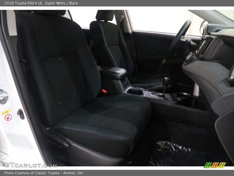 Super White / Black 2018 Toyota RAV4 LE