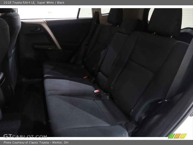 Super White / Black 2018 Toyota RAV4 LE