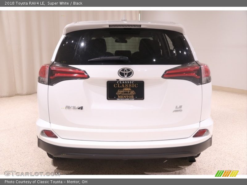 Super White / Black 2018 Toyota RAV4 LE