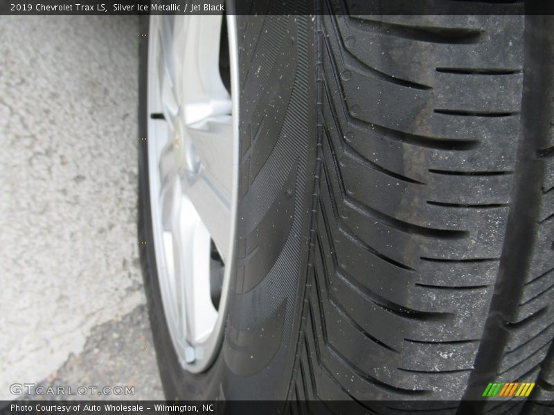 Silver Ice Metallic / Jet Black 2019 Chevrolet Trax LS