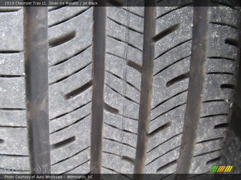 Silver Ice Metallic / Jet Black 2019 Chevrolet Trax LS