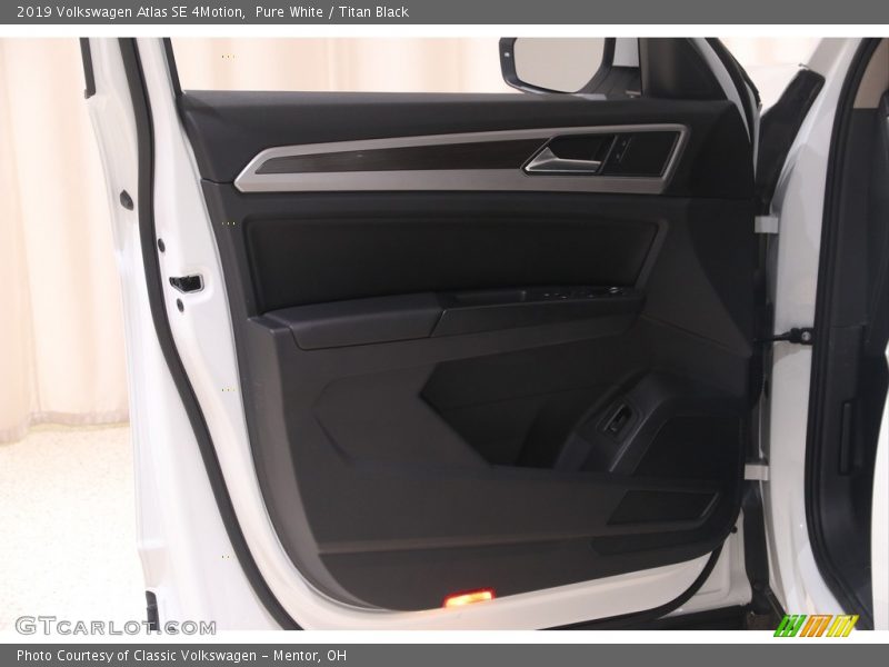 Pure White / Titan Black 2019 Volkswagen Atlas SE 4Motion