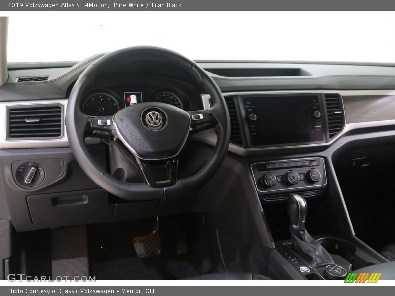 Pure White / Titan Black 2019 Volkswagen Atlas SE 4Motion