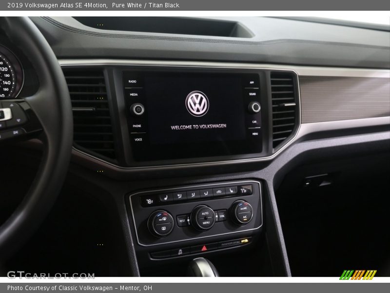 Pure White / Titan Black 2019 Volkswagen Atlas SE 4Motion
