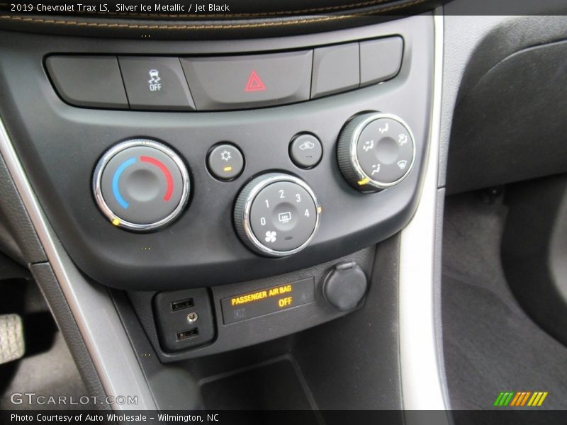 Silver Ice Metallic / Jet Black 2019 Chevrolet Trax LS
