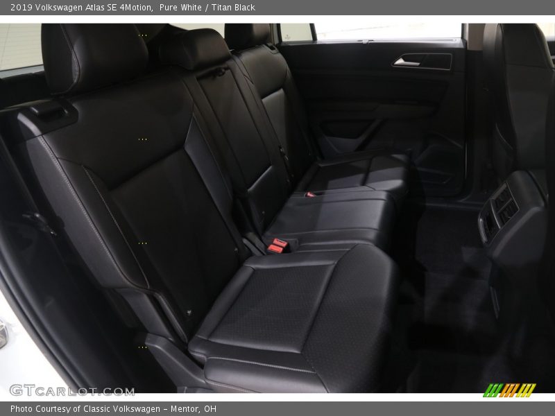 Pure White / Titan Black 2019 Volkswagen Atlas SE 4Motion
