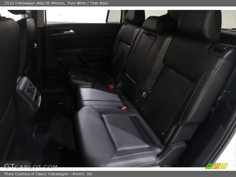 Pure White / Titan Black 2019 Volkswagen Atlas SE 4Motion