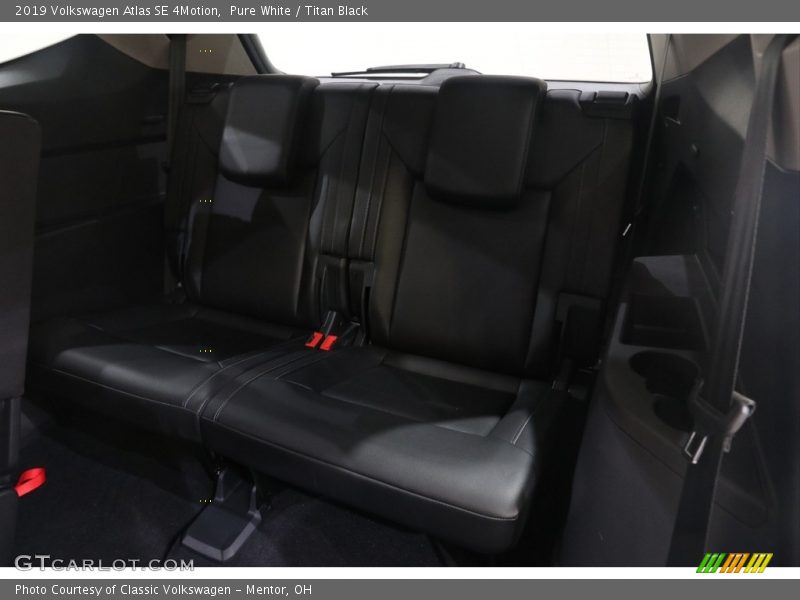 Pure White / Titan Black 2019 Volkswagen Atlas SE 4Motion