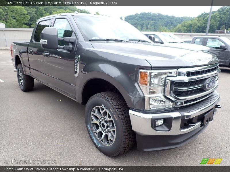 Front 3/4 View of 2020 F250 Super Duty Lariat Crew Cab 4x4